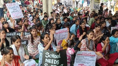 भोपाल में 36 दिन से शिक्षकों का धरना, महिलाओं की मुश्किलें बढ़ीं