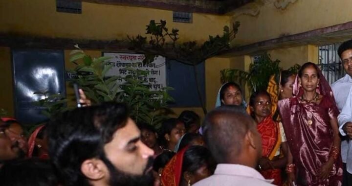 बाढ़ पीड़ितों के बीच पहुंचे राजस्व मंत्री  टंक राम वर्मा