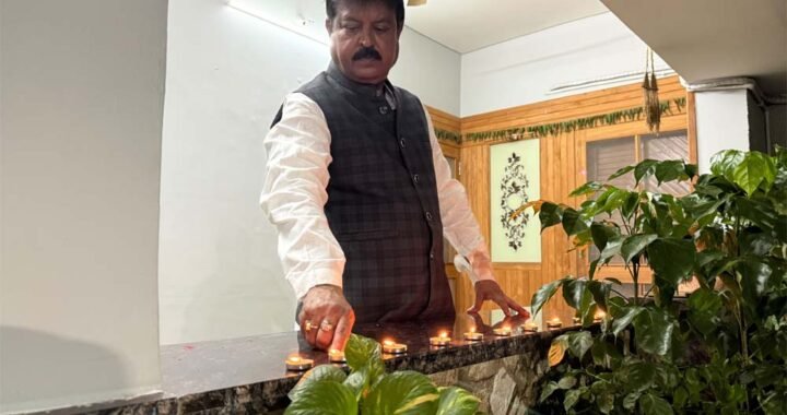 प्रधानमंत्री  नरेंद्र मोदी जी के उत्तम स्वास्थ्य एवं दीर्घायु की कामना के लिए संजय वास्तव ने प्रज्ज्वलित किया आशीर्वाद का दीप