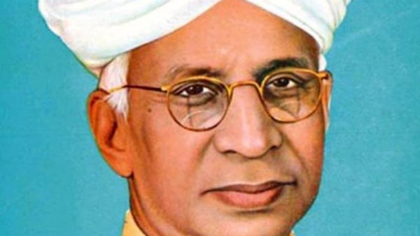 पूर्व राष्ट्रपति राधाकृष्णन ने अपना जन्मदिन शिक्षकों को सौंपा