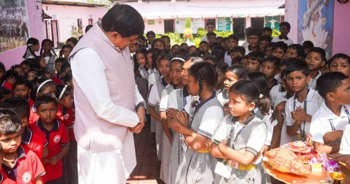 मुख्यमंत्री डॉ. यादव काफिला रुकवाकर पहुंचे स्कूल बच्चों से किया आत्मीय संवाद