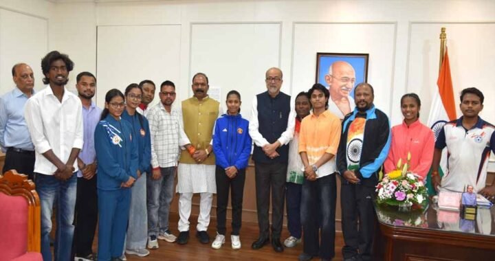 राज्यपाल रमेन डेका से प्रदेश के उत्कृष्ट खिलाड़ियों ने की सौजन्य भेंट