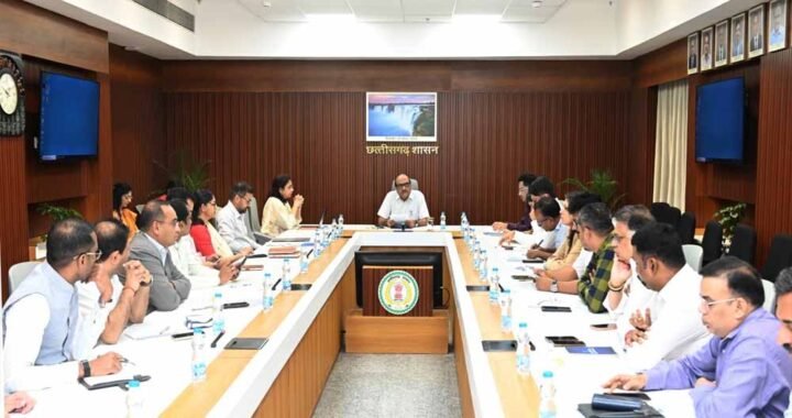 सीएम हेल्पलाइन में दर्ज शिकायतों का गंभीरता से निराकरण करें- मुख्य सचिव विकासशील