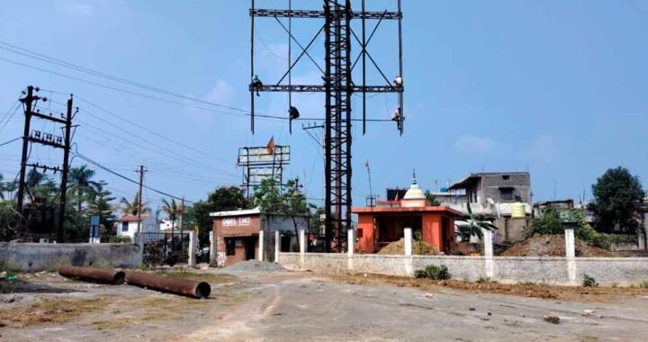 रायपुर: फुंडहर के खेल मैदान में निजी होर्डिंग लगाने का विरोध, सुरक्षा मानकों की अनदेखी का आरोप