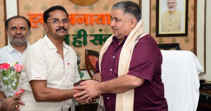 पर्यटन मंत्री राजेश अग्रवाल ने नवा रायपुर स्थित निवास कार्यालय में नागरिकों से की आत्मीय भेंट-मुलाकात