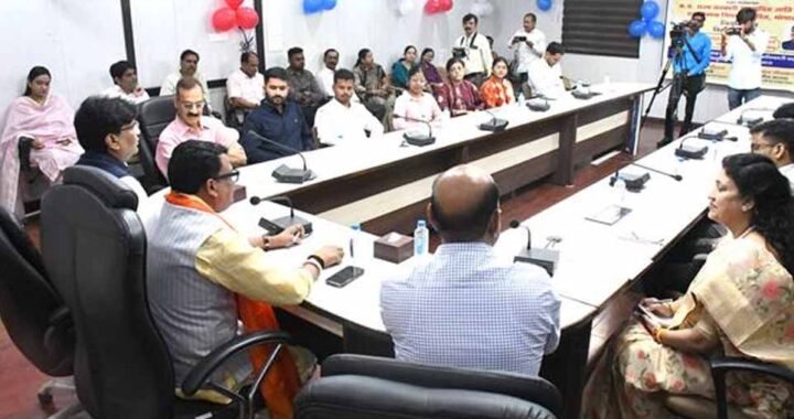 अनुसूचित जाति वर्ग के सर्वांगीण विकास के लिए पूरी प्रतिबद्धता और संवेदनशीलता से कार्य करें अधिकारी : मंत्री चौहान