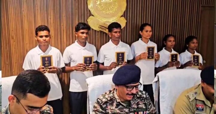 बस्तर में नक्सलवाद को झटका, 35 लाख के इनामी 6 नक्सलियों ने किया आत्मसमर्पण