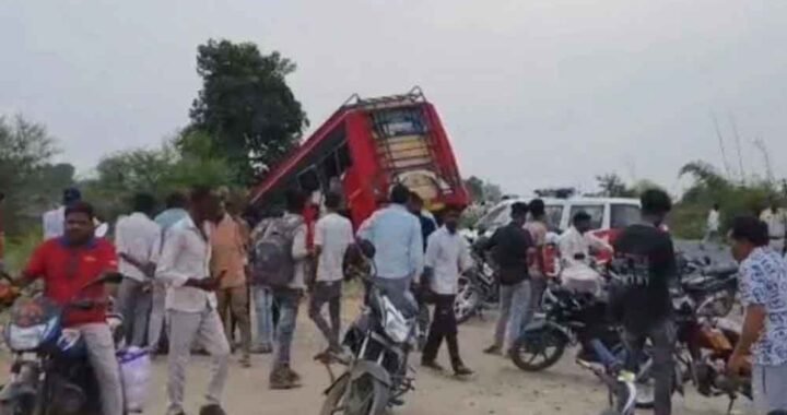 उज्जैन में बड़ा सड़क हादसा: बाइक सवारों को बचाने में पलटी बस, 2 की मौत और 5 महिलाएं घायल