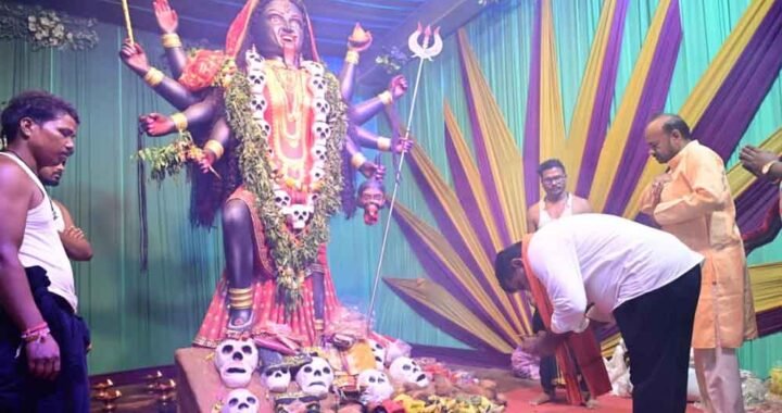 नवरात्रि पर उप मुख्यमंत्री विजय शर्मा ने पिपरिया में विभिन्न दुर्गा उत्सव समितियों के पंडालों में पहुंचकर की पूजा-अर्चना