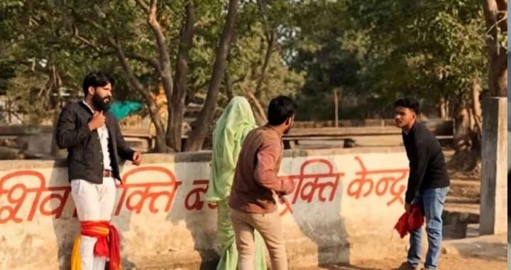 शिवपुरी में पत्नी को दोस्त के साथ देखकर भड़का पति, चचेरे भाई संग मिलकर दोनों को पीटा