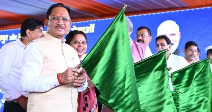 केंद्रीय रेल मंत्री अश्विनी वैष्णव और मुख्यमंत्री विष्णु देव साय  ने रावघाट – रायपुर एवं रायपुर – कुरूद यात्री रेल सेवाओं को दिखाई हरी झंडी