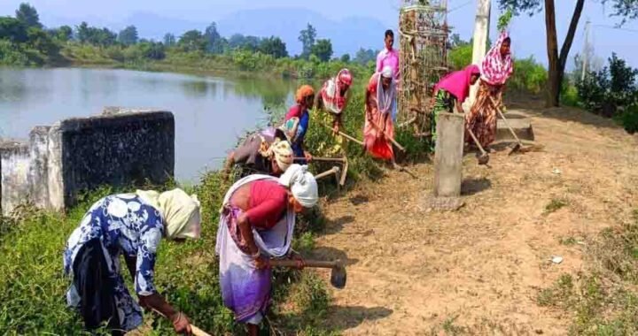 माटी में रोजगार- प्रतिदिन 300 रुपए की मजदूरी से श्रमिक परिवारों को मिला मजबूत आर्थिक आधार, पलायन पर लगी रोक
