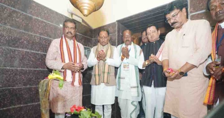 मुख्यमंत्री विष्णु देव साय ने रामचंडी मंदिर में पूजा-अर्चना कर प्रदेश की खुशहाली एवं सुख-समृद्धि की कामना की