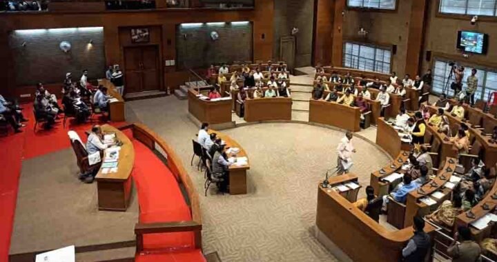 भोपाल नगर निगम परिषद में हंगामा, नेता प्रतिपक्ष के बयान पर भड़के BJP पार्षद