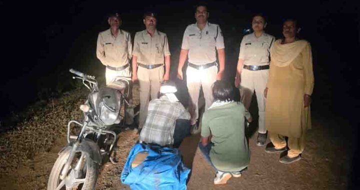 आबकारी ने मोटरसाइकिल पर शराब ले जाते हुए दो आरोपियों को पकड़ा