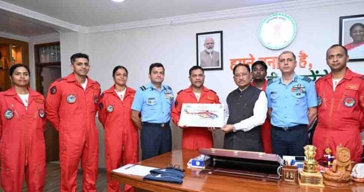 मुख्यमंत्री विष्णु देव साय से भारतीय वायु सेना की सारंग हेलीकॉप्टर डिस्प्ले टीम ने की सौजन्य मुलाकात