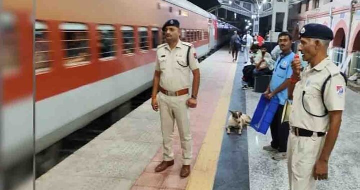 दीपावली से पहले रेलवे का अलर्ट, स्टेशन या ट्रेन में पटाखे लेकर पहुंचे तो होगी सख्त कार्रवाई