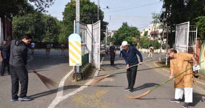 राज्यपाल डेका ने गांधी जयंती पर की साफ-सफाई