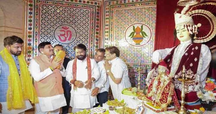 सीएम मोहन यादव ने उज्जैन में गुरु महाराज टेकचंद जी के 215वें समाधि पर्व पर किए दर्शन, धर्मस्थल के लिए ₹1 करोड़ देने की घोषणा