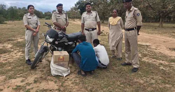 आबकारी ने तीन अलग अलग स्थानों से मोटरसाइकिल सहित चार आरोपियों से अवैध शराब पकड़ी