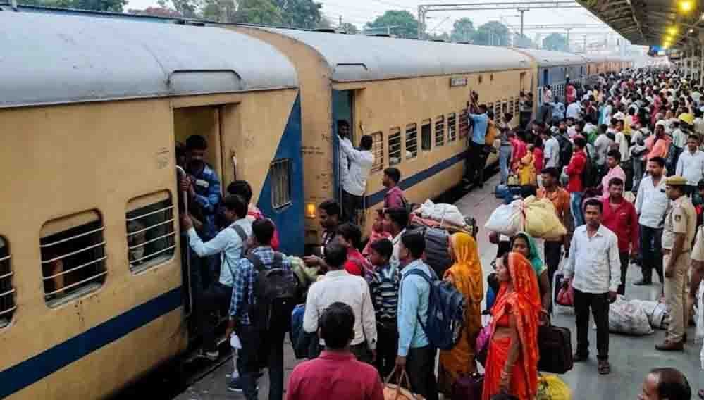 दीवाली पर रेलवे में सीटों की मारामारी, दिल्ली-भोपाल रूट की लंबी दूरी की ट्रेनें फुल