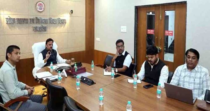 समयबद्ध एवं गुणवत्तापूर्ण स्वास्थ्य सेवाओं से ग्रामीणों का विश्वास जीतें चिकित्सक, मैदानी अमले से सतत बनाए रखें संवाद : उप मुख्यमंत्री शुक्ल