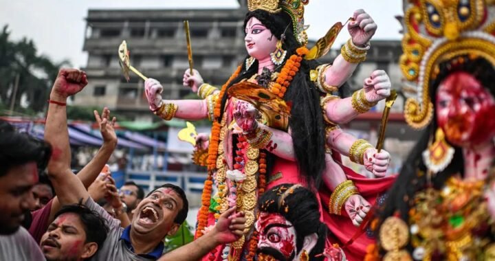 बांग्लादेश में इस बार धूमधाम से मनी दुर्गा पूजा, हिंदू समुदाय ने सरकार की सुरक्षा व्यवस्था को सराहा