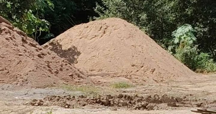 चंबल से रेत उत्खनन पर रोक के दावे खोखले, कलेक्टर कार्यालय के पीछे निर्माण में रेत के इस्तेमाल का आरोप