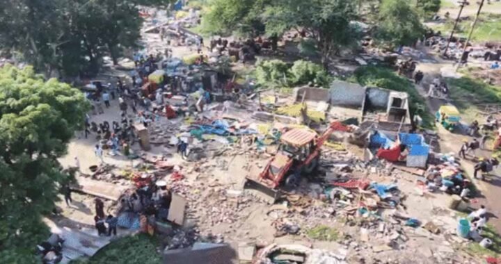 इंदौर में RE-2 पर बुलडोजर कार्रवाई का विरोध, लोगों ने किया पथराव; पुलिस ने किया लाठीचार्ज