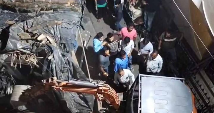 जबलपुर में 100 साल पुराना मकान भरभराकर गिरा, मलबे में फंसे लोगों का रेस्क्यू