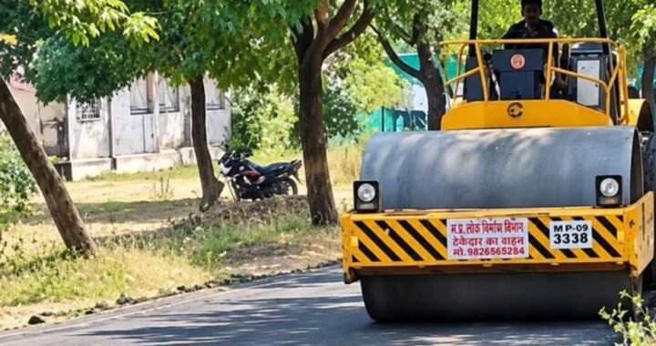 धार में बिना भूमिपूजन-प्रचार छह घंटे में सुधरा अस्पताल का जर्जर रास्ता, समाजसेवियों ने कराया डामरीकरण