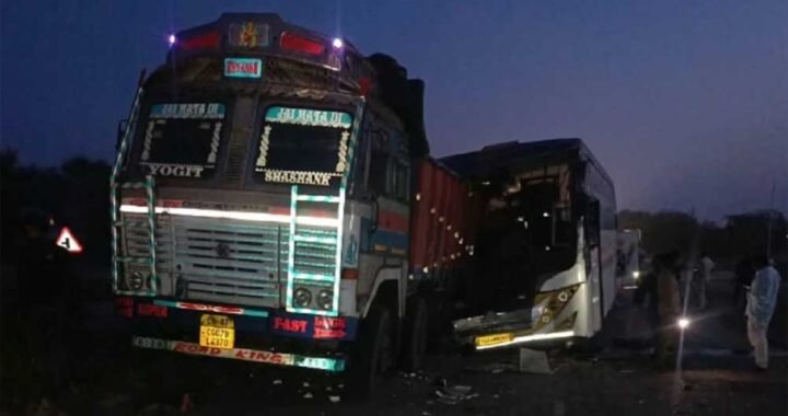 रायपुर-बिलासपुर हाईवे पर भीषण हादसा, खड़े ट्रक से टकराई बस; 5 की मौत, 14 घायल  2. छत्तीसगढ़ में दर्दनाक सड़क हादसा: ट्रक से भिड़ी बस, पांच लोगों की मौत, 14 घायल  3. रायपुर-बिलासपुर मार्ग पर मौत का मंजर, बस-ट्रक की टक्कर में 5 की जान गई, 14 घायल