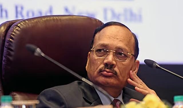 CJI सूर्यकांत ने राहुल गांधी-खड़गे से मिलने से किया इनकार, SIR और वोट चोरी के आरोपों पर सियासी हलचल