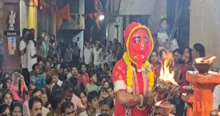 खप्पर यात्रा में आधी रात तलवार लेकर निकलीं देवी, डिप्टी CM विजय शर्मा ने किए दर्शन