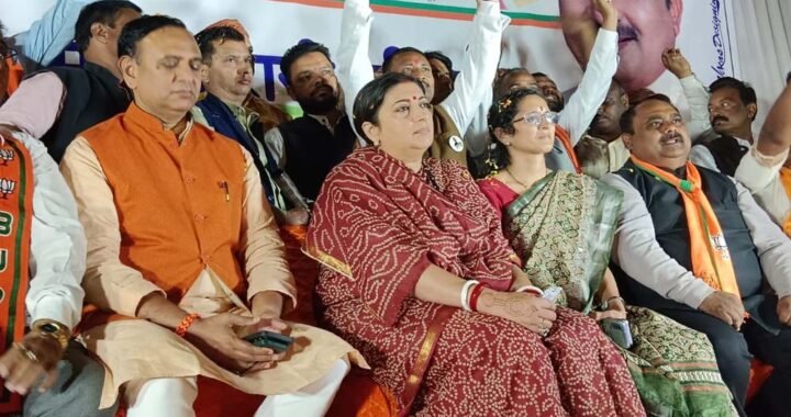 छत्तीसगढ़ पहुंचीं स्मृति ईरानी, पहली बार आगमन पर पोस्टर-बैनर की जगह दिखे BJP के झंडे