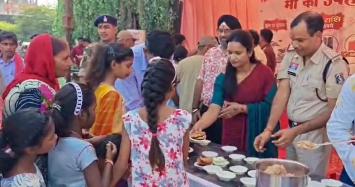 थाना परिसर में पुलिस ने लगाया भंडारा, अफसरों ने खुद बांटा महाप्रसाद