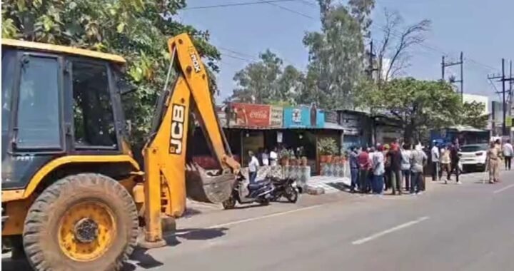 रायपुर में ढाबा तोड़ने पहुंची प्रशासन की टीम, संचालक ने खुद पर पेट्रोल डालकर मचाया हंगामा