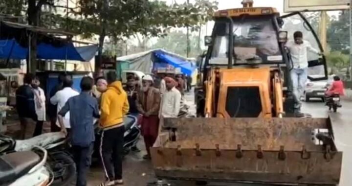 राजनांदगांव में गाय का कटा सिर मिलने पर आरोपी की दुकान पर चला बुलडोजर