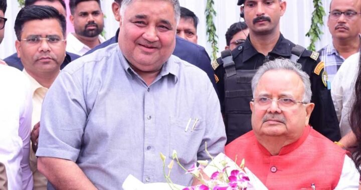 विधानसभा अध्यक्ष डॉ. रमन सिंह को जन्मदिन की बधाई देने पहुंचे पर्यटन मंत्री  राजेश अग्रवाल