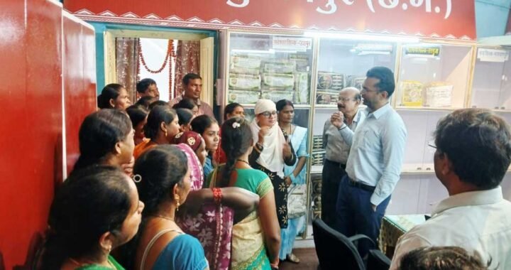 ग्रामोद्योग सचिव  राजेश सिंह राणा ने किया छत्तीसगढ़ रेशम सेतु का निरीक्षण