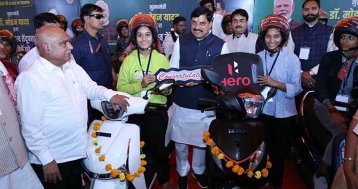 मुख्यमंत्री डॉ. यादव ने मेधावी विद्यार्थियों को लैपटॉप और स्कूटी की वितरित