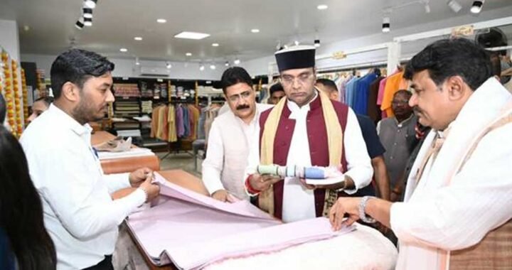 गांधी जयंती पर मंत्री  विश्वास सारंग ने खरीदे खादी के वस्त्र; स्वदेशी अपनाने का दिया संदेश