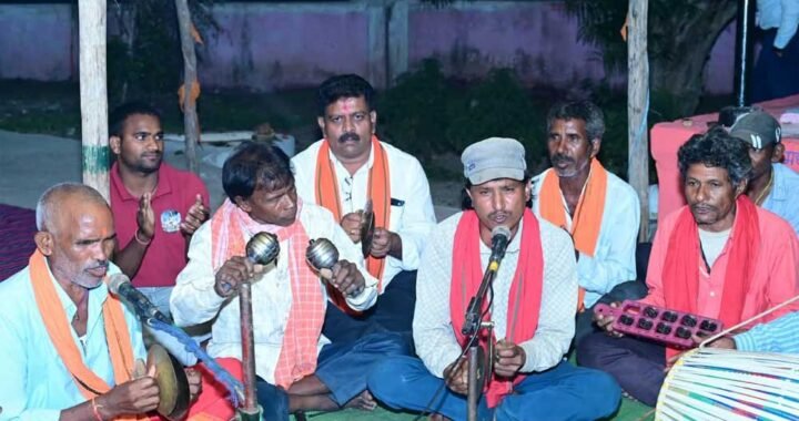 माता की भक्ति में रमे उप मुख्यमंत्री  विजय शर्मा, हाथों में मंजीरा लेकर ग्रामीणों के साथ गाए जसगीत