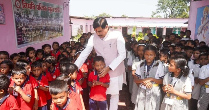 मुख्यमंत्री डॉ. यादव काफिला रुकवाकर पहुंचे स्कूल, बच्चों से किया आत्मीय संवाद