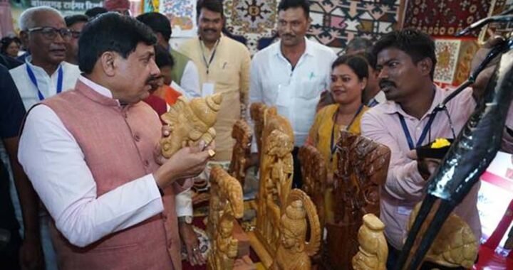 एमए पास दुर्गा सिंह ने हुनर को बनाया अपनी ताकत, लकड़ी की कलाकारी से संवार रहीं भविष्य