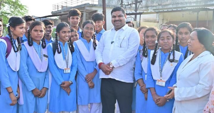 शिक्षा मंत्री  गजेन्द्र यादव स्कूल से घर लौट रहे स्कूली बच्चों के बीच पहुंचकर सहज संवाद में जानी पढ़ाई और स्कूल की जरूरतें