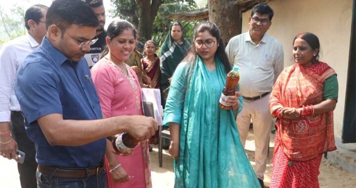 स्वरोजगार से आत्मनिर्भरता की राह पर ग्रामीण महिलाएं कलेक्टर ने पूजा महिला स्व-सहायता समूह की आजीविका गतिविधियों का लिया जायजा