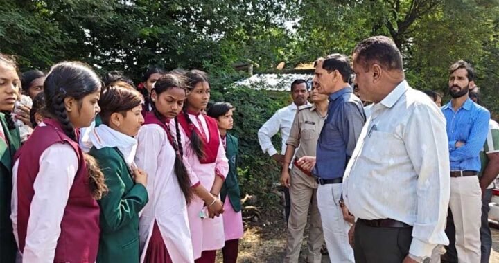 अधीक्षिका के निलंबन पर छलका छात्राओं का दर्द, ताला तोड़कर कलेक्टर से मिलने पैदल निकलीं