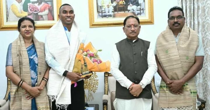 मुख्यमंत्री  विष्णु देव साय से एशियन गेम्स के कांस्य पदक विजेता एथलीट अनिमेष कुजूर ने की सौजन्य मुलाकात