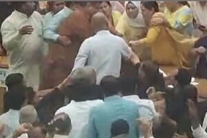 एमसीडी सदन में भारी हंगामा, महापौर के आसन पर फेंके कागज